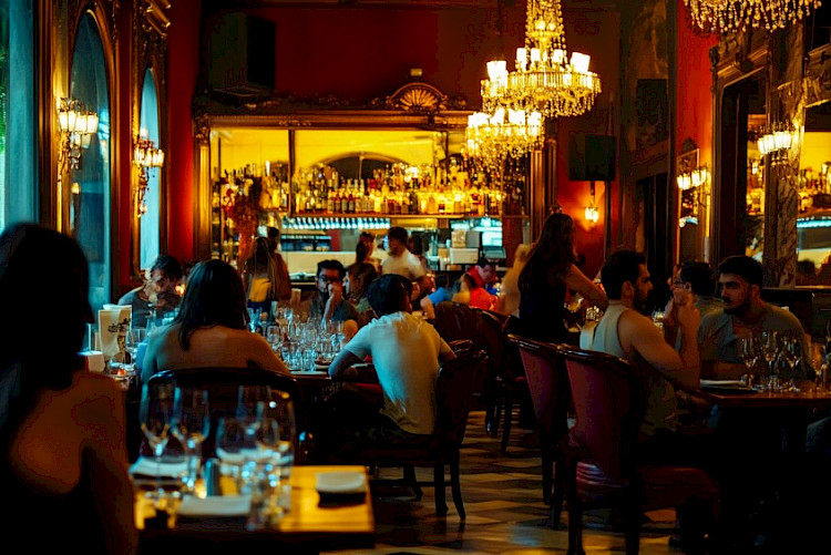 Reservas em bares e restaurantes aumentam em 2024, aponta pesquisa